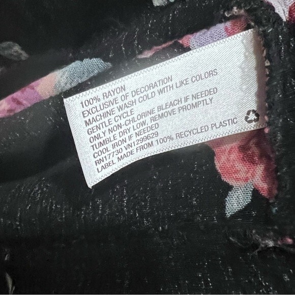 Black floral print short flutter sleeve dress size small - Picture 6 of 8